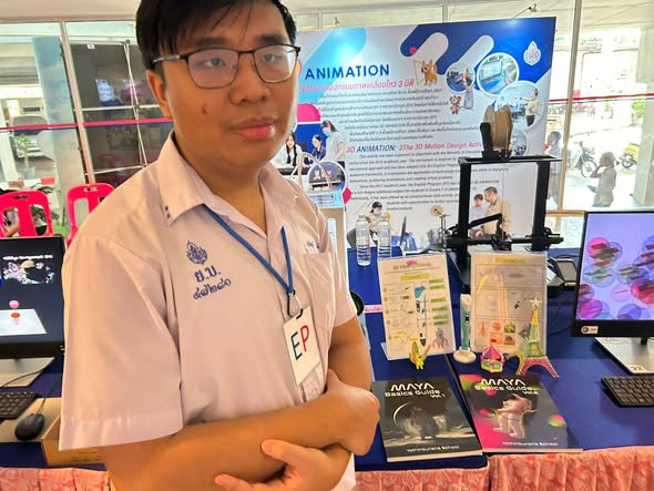 Rawich presenting the 3D animation project at an exhibition