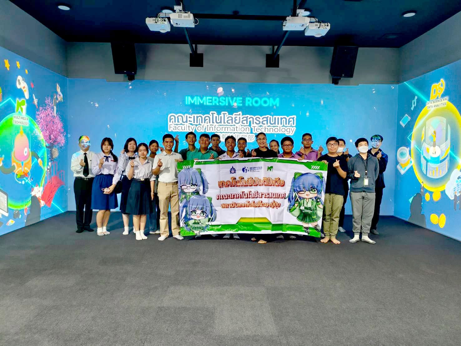 Group photo at the TNI immersive room